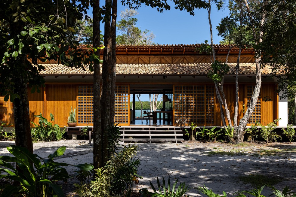 Com o projeto assinado pelo arquiteto Daniel Fromer, esse paraíso na Bahia está em contato direto com a natureza — Foto: Fran Parente