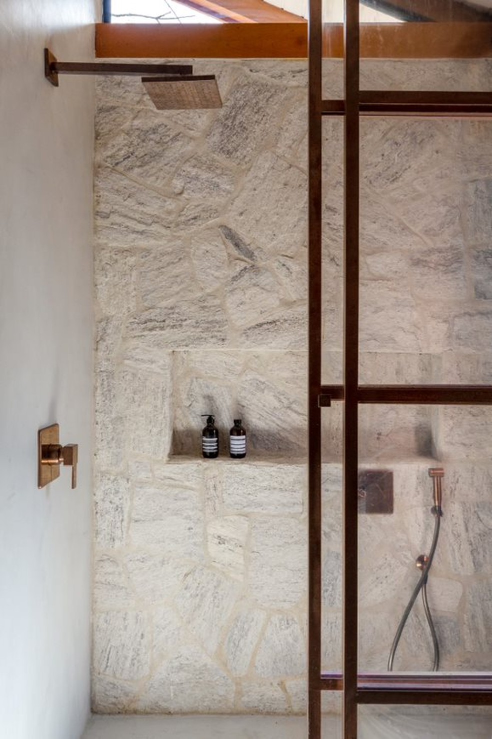 Projetado pela arquiteta Hana Lerner, o espaço traz a pedra como material principal e tem um nicho embutido na parede  — Foto: Divulgação