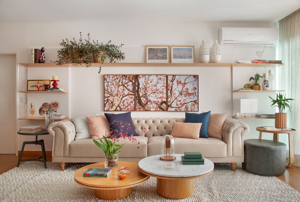 Ao centro, sofá com releitura do clássico modelo Chesterfield acentua contraste entre o clássico e contemporâneo proposto para o design de interiores — Foto: Raiana Medina