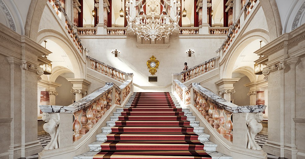 Esta grande escadaria chama a atenção logo na entrada do hotel — Foto: Divulgação/Raffles London at The OWO