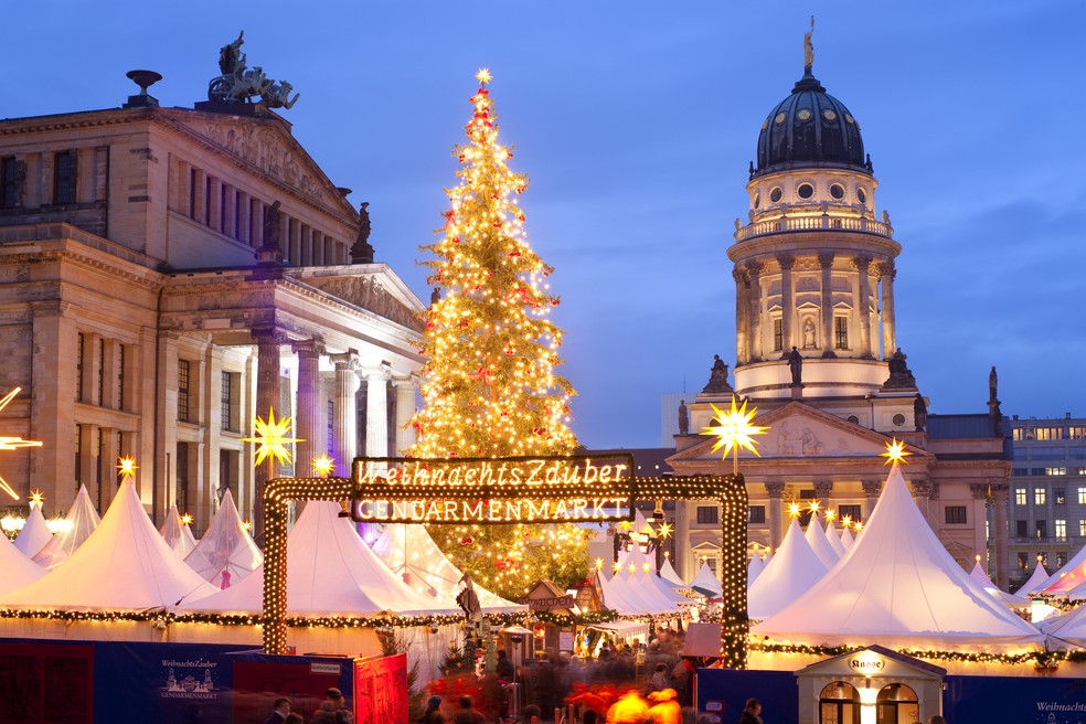 Mercado de Natal Gendarmenmarkt, em Berlim, Alemanha — Foto: Getty Images/Travelpix Ltd