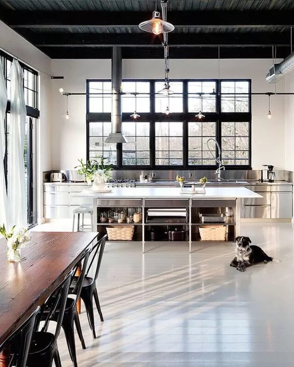 Cozinha de inox assinada pelo escritório Emerick Architects — Foto: Divulgação