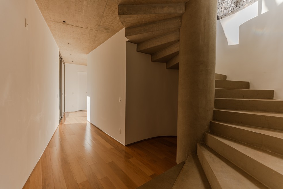 Detalhe da escada de concreto que integra os dois andares — Foto: Luisa Lage