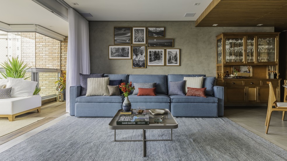 Sala de estar projetada pelo arquiteto Pietro Terlizzi — Foto: Guilherme Pucci