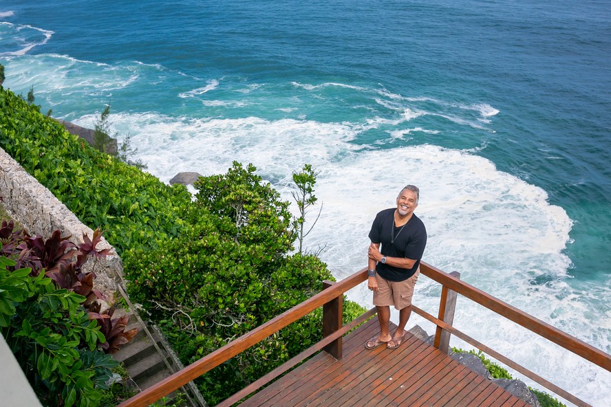 Luka Ribeiro, galã da década de 90, se hospeda em 'escultura ...