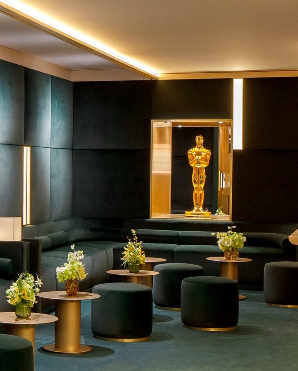 Réplica, em tamanho ampliado, da estatueta do Oscar é um dos elementos da decoração da sala secreta — Foto: Divulgação