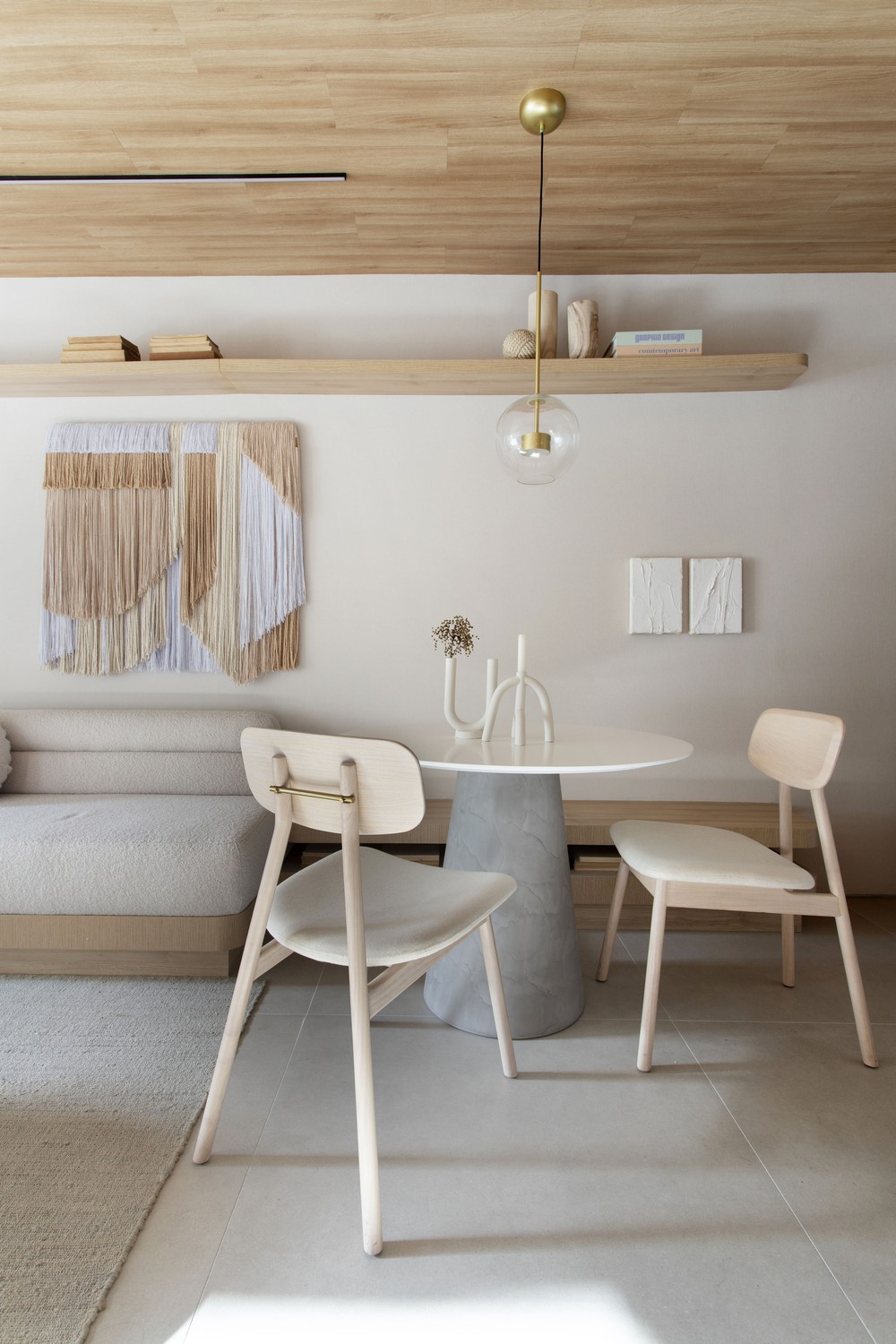 Apartamento de 68 m² com marcenaria sob medida e paleta de tons claros