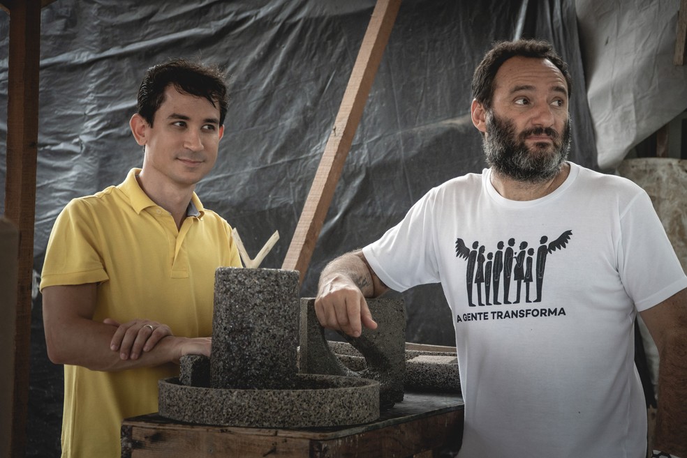 Rodrigo Ambrosio e Marcelo Rosenbaum apresentam revestimento cerâmico que combina as conchas do sururu e cimento — Foto: Divulgação