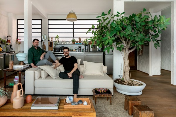 Lufe Gomes e Alexandre Disaro abrem seus apartamentos conectados