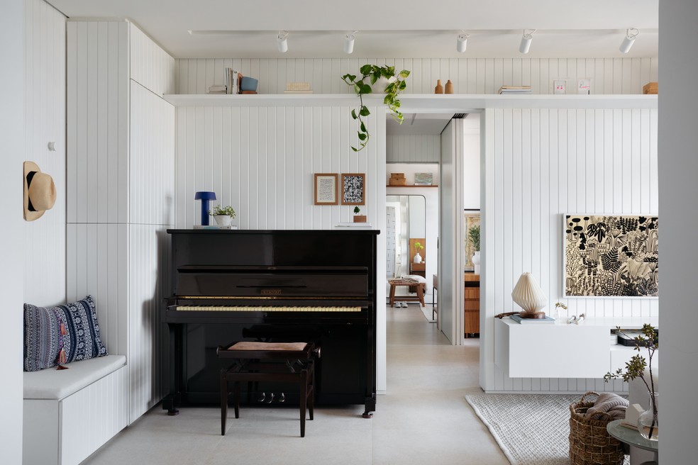 Piano na sala se destaca neste apartamento projetado pelo escritório Maia Romeiro Arquitetura — Foto: Denilson Machado/MCA Estúdio