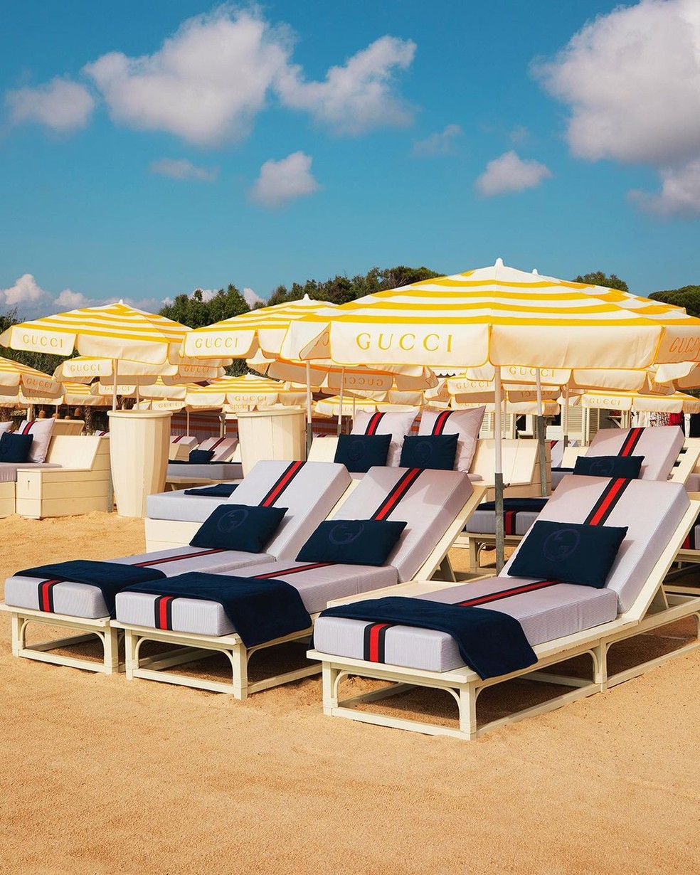 Loulou Ramatuelle Beach Club, em Saint-Tropez com decoração assinada pela Gucci — Foto: Reprodução/Instagram/@loulourestaurants