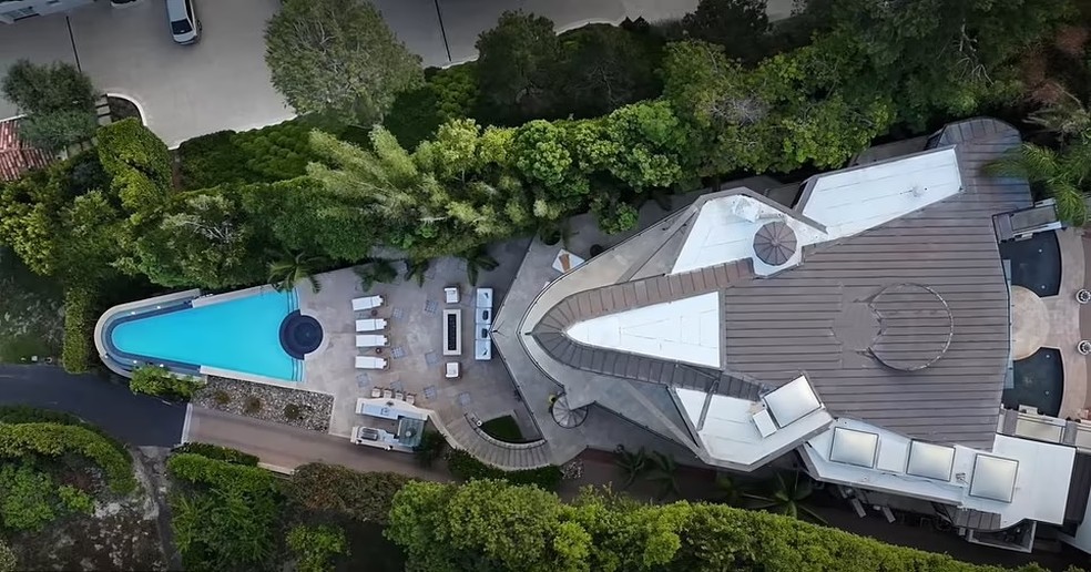 Casa triangular é colocada à venda na Califórnia — Foto: Reprodução/YouTube