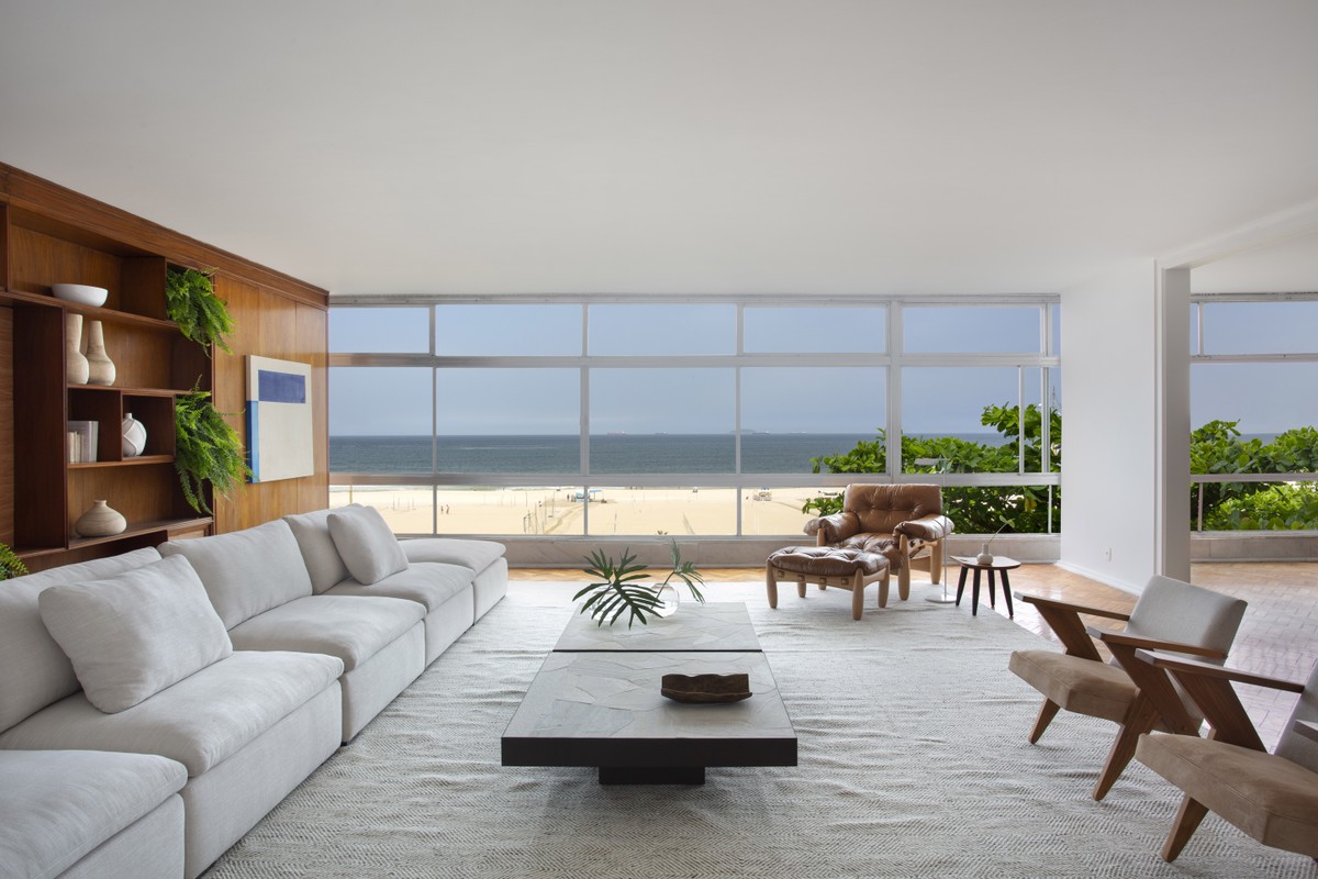 Décor do dia: sala de estar com vista para praia e muito design brasileiro