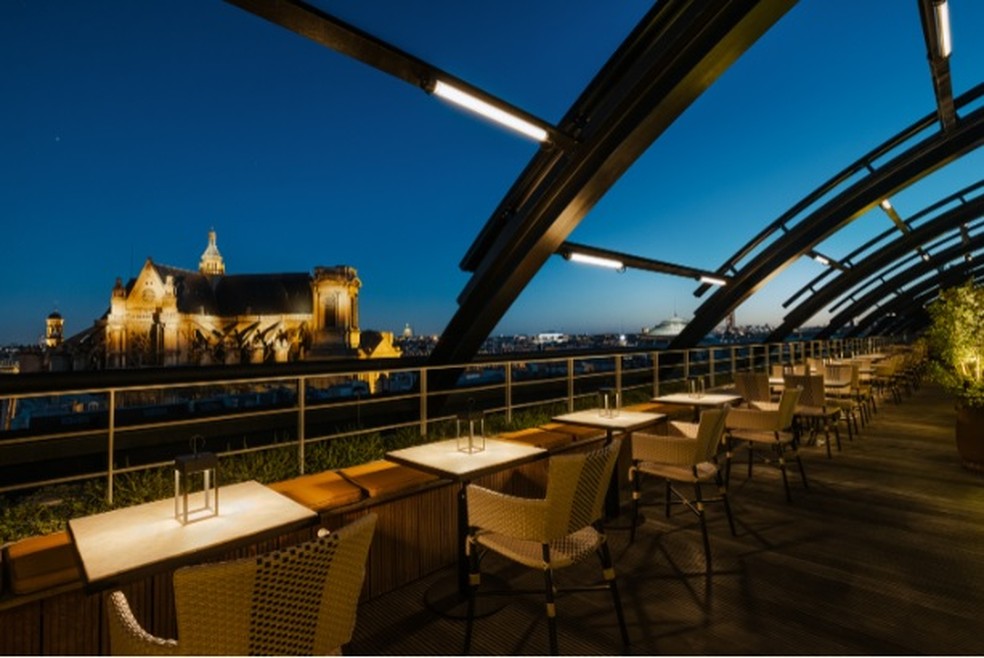 Localizado no terraço, o restaurante ROOF conta com vista privilegiada para Paris — Foto: Divulgação