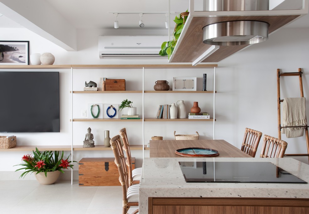 Cozinha e sala de estar integradas em apartamento em Ipanema, no Rio de Janeiro — Foto: Leonardo Olicos