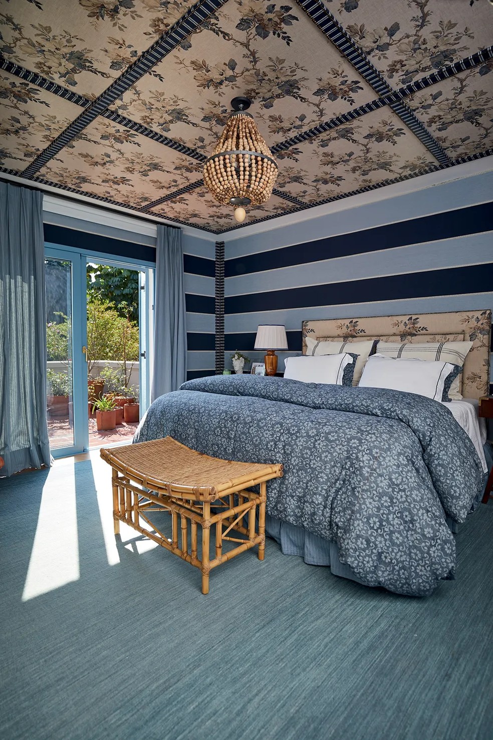 A suíte de Chay Suede e Laura Neiva é cheia de personalidade. O projeto foi feito com ajuda do amigo e arquiteto Paulo Azevedo e Antonio Scarpa — Foto: Deco Cury