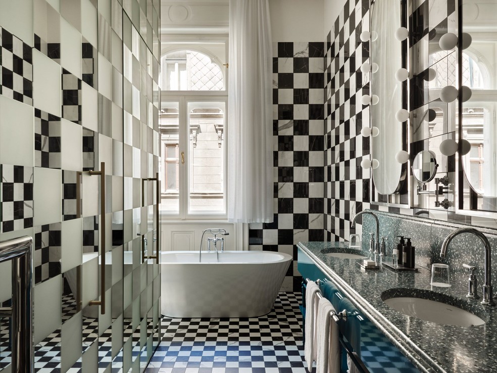 Banheiro com azulejo quadriculado no hotel W Budapest — Foto: Divulgação/Cortesia W Budapest