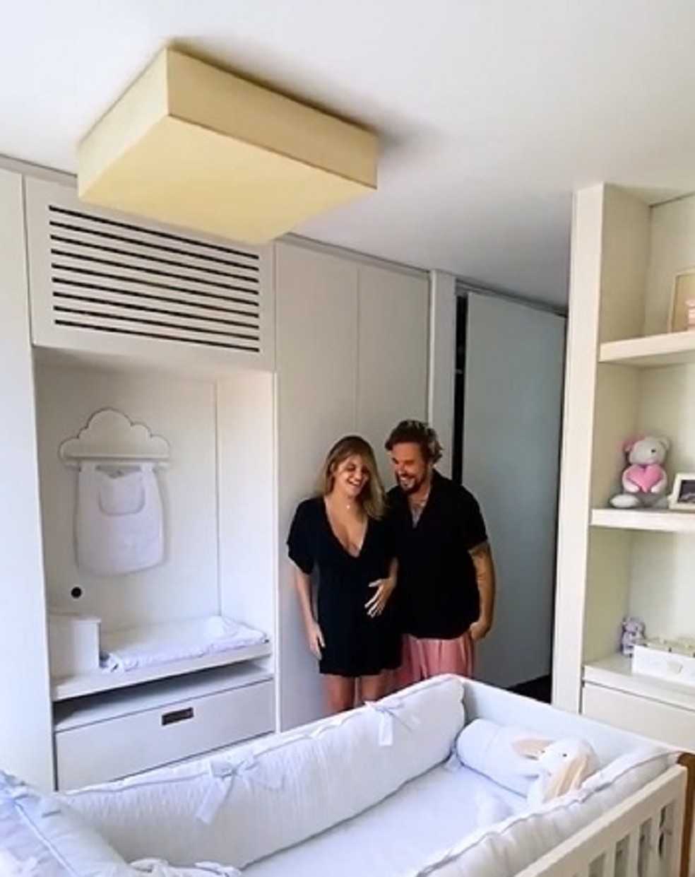 Maria Luiza Silveira e Paulo Vilhena no primeiro quartinho de Manoela — Foto: Reprodução/Instagram