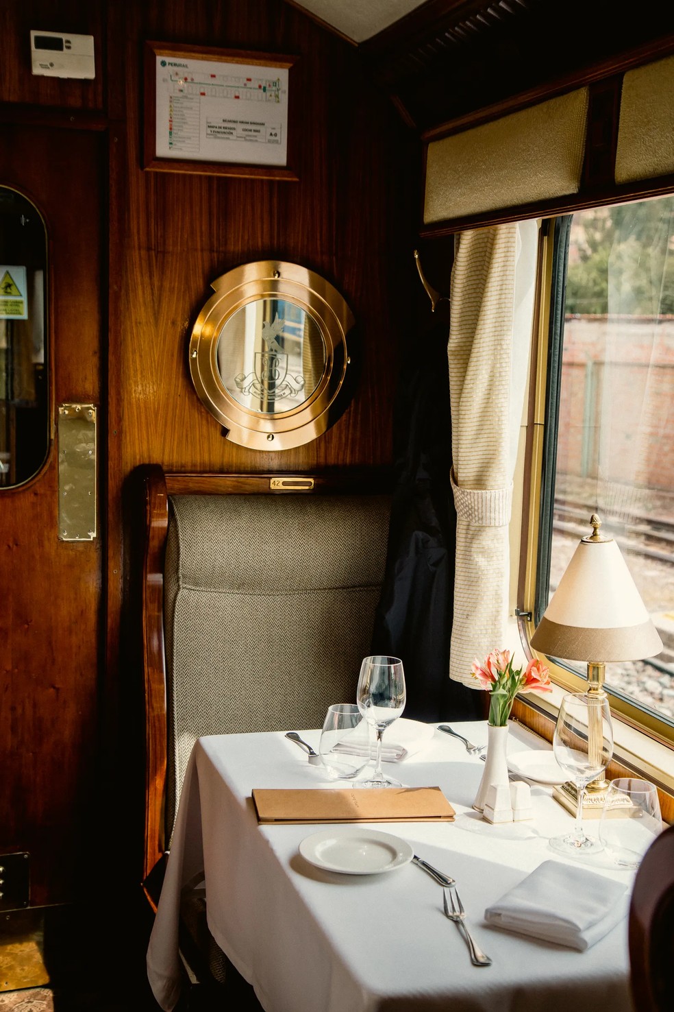 O sol entra no vagão-restaurante quando o trem começa a descer — Foto: Sophie Knight