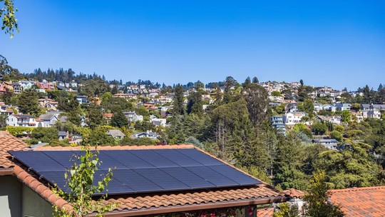 Imóveis com energia solar têm benefícios na declaração do Imposto de Renda; entenda