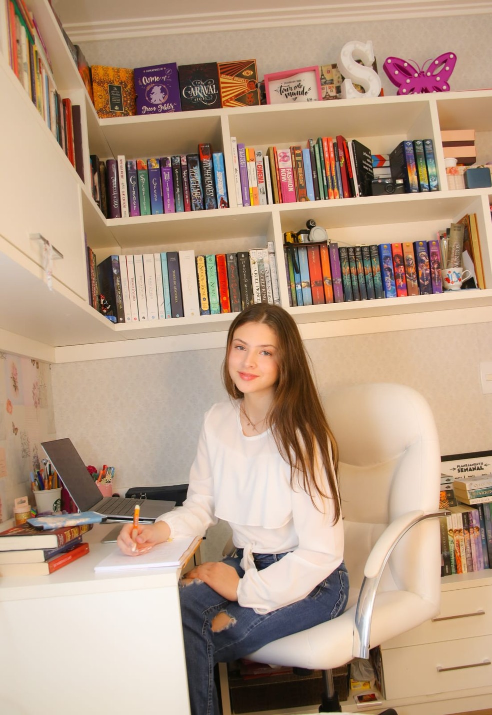 Atriz e cantora Sofia Cordeiro mostra biblioteca pessoal em seu quarto — Foto: Divulgação