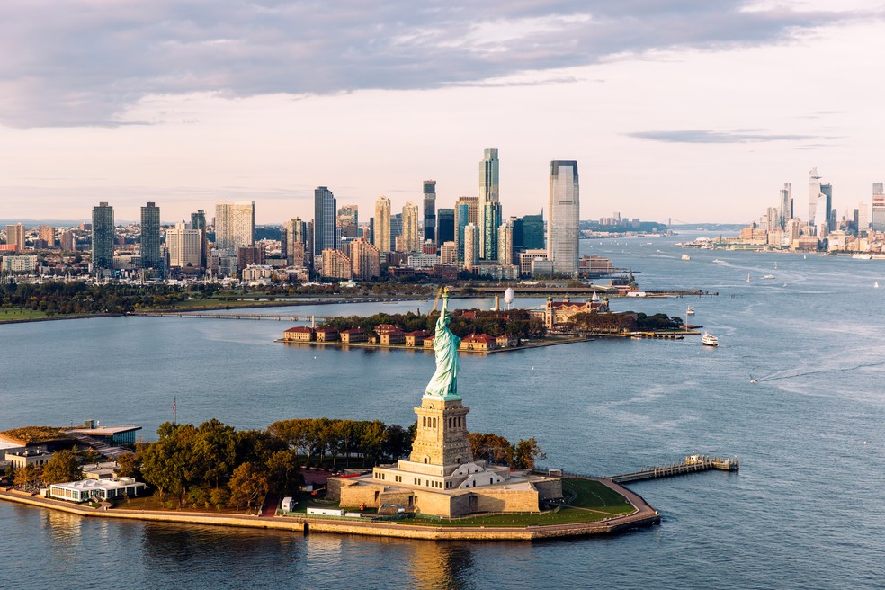 A Estátua da Liberdade e o horizonte de Jersey City vistos de helicóptero, Nova York — Foto: Alexander Spatari/Getty Images