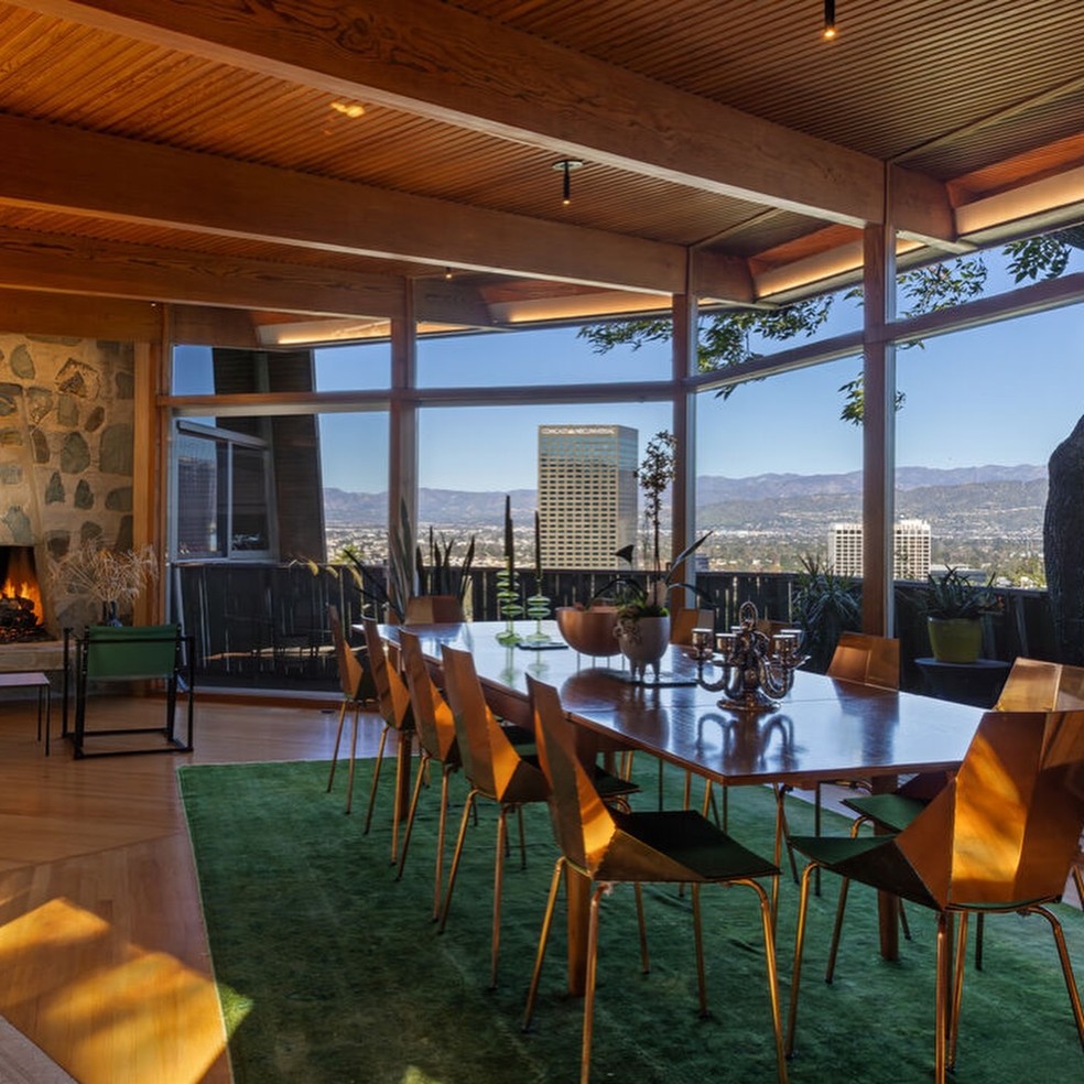 À venda por R$ 35 milhões, casa com design angular é chamada de 'escultura arquitetônica' — Foto: Carol Wood Real Estate/Divulgaçáo