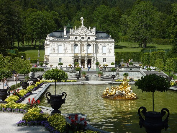 Inspirado em Versalhes, o Palácio Linderhof foi projetado no estilo Rococó — Foto: Frenchy3000/Pixabay/Creative Commons