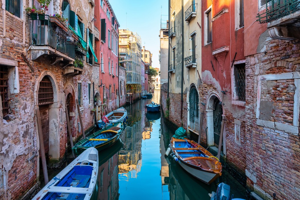 Canal visto da Ponte dei Conzafelzi em Castello, Veneza, Itália — Foto: Ratnakorn Piyasirisorost/Getty Images