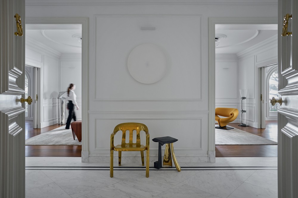 Menos é mais em apartamento minimalista e com ícones do design
