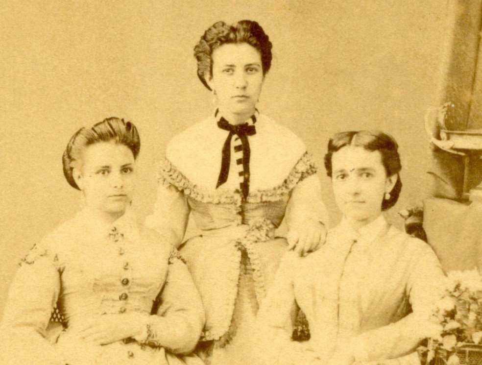 Eufrásia Teixeira Leite (em pé) ao lado de sua prima e sua irmã, Francisca Bernardina Teixeira Leite — Foto: Wikimedia Commons