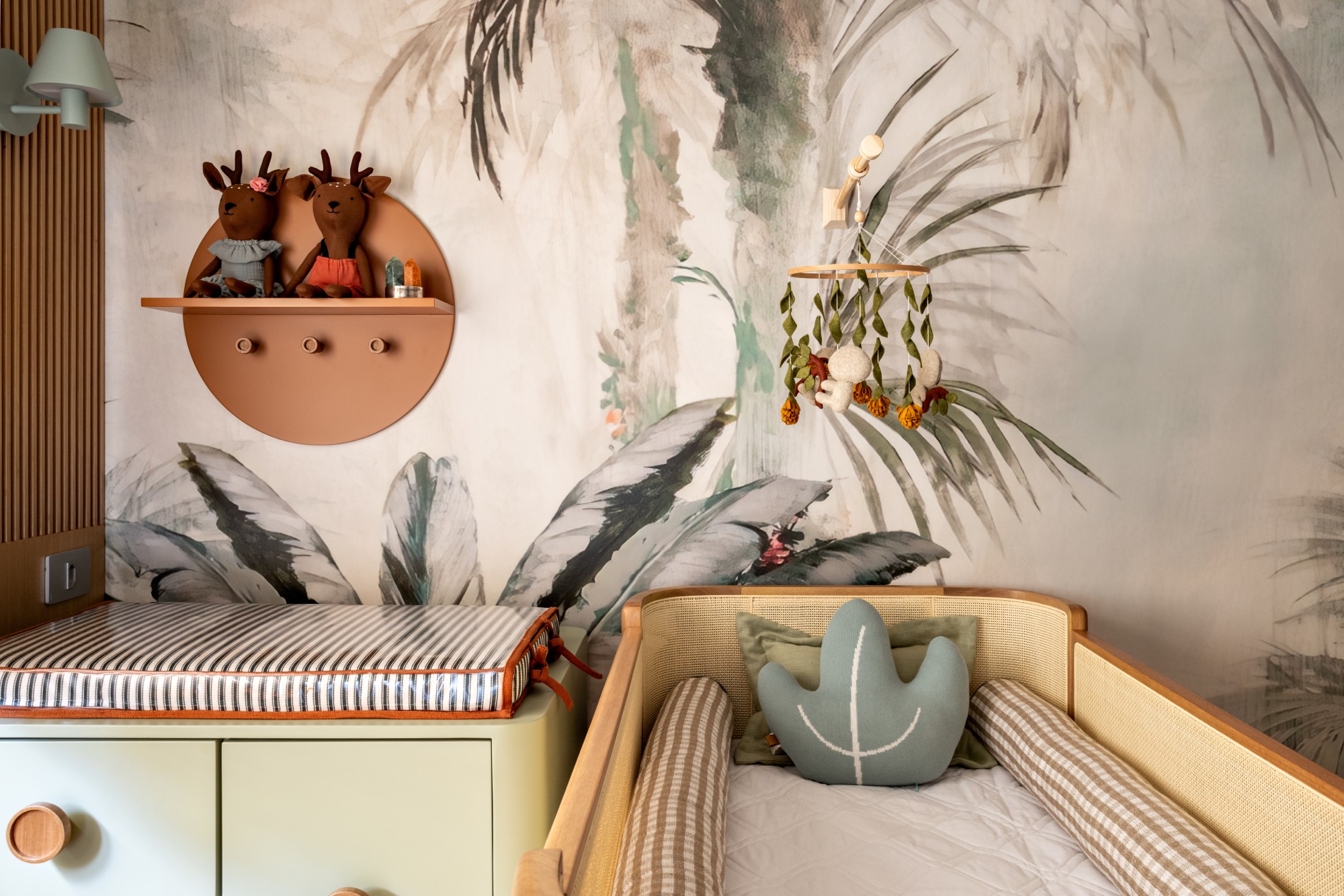 Décor do dia: quarto de bebê com papel de parede de floresta