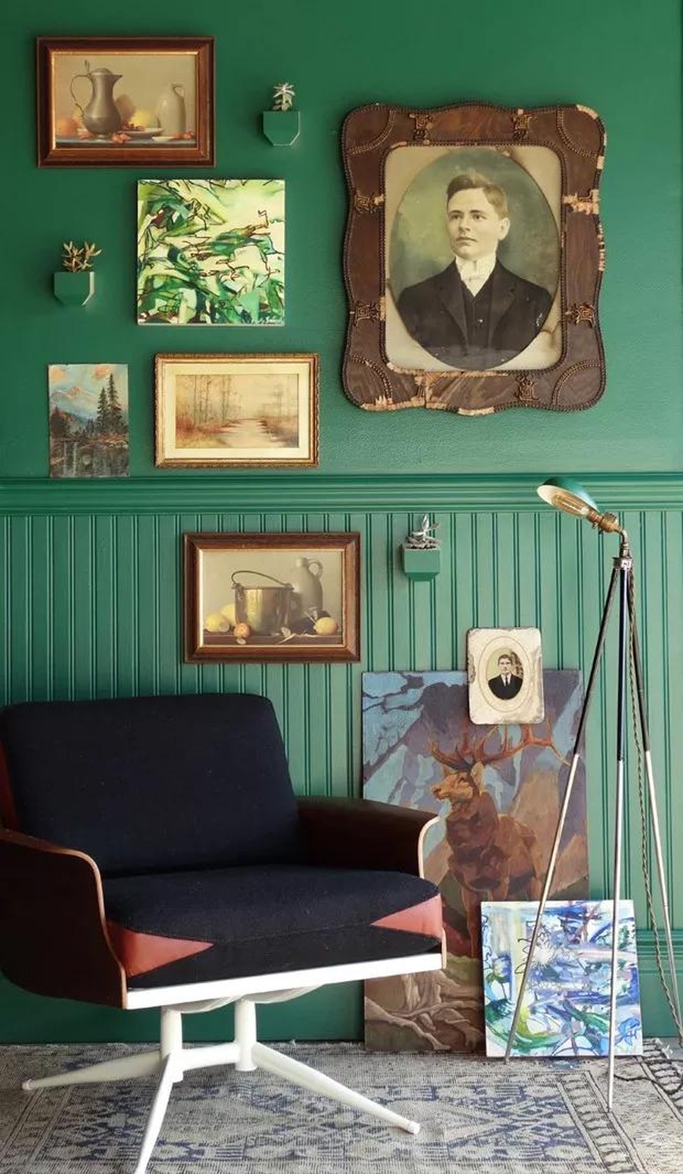 Décor do dia: muitos quadros na parede verde (Foto: REPRODUÇÃO) — Foto: Casa Vogue