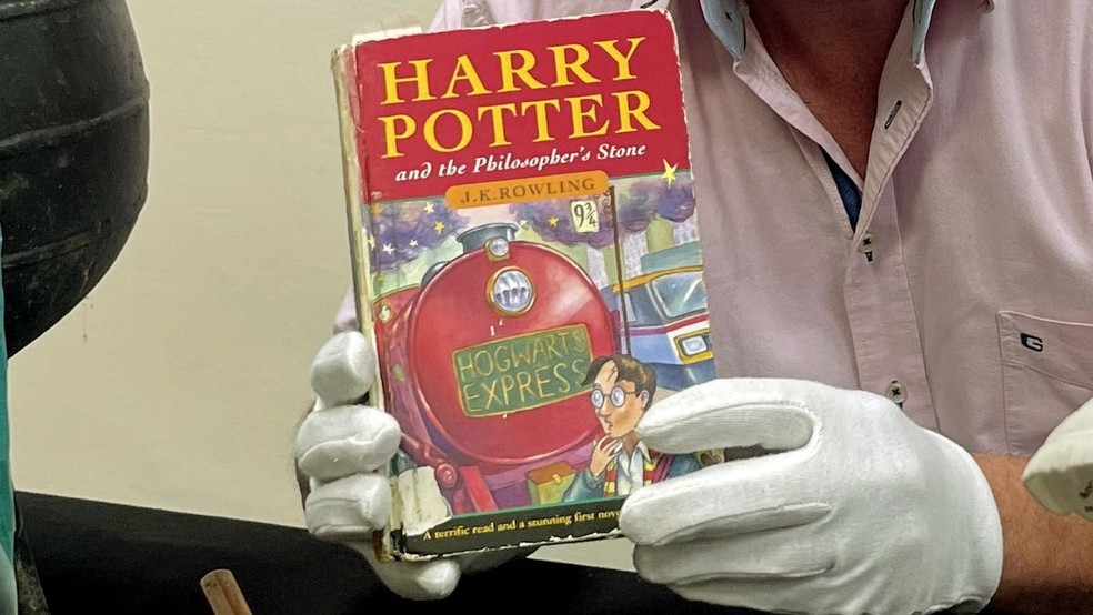 Livro de 'Harry Potter' comprado por centavos hoje vale R$ 30 mil  — Foto: Richard Winterton Auctioneers