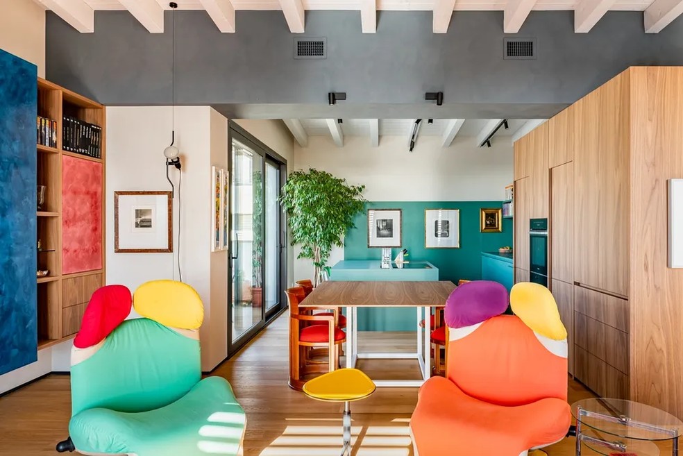 Apartamento com decoração vibrante assinado por Edoardo e Giulia Anna Milesi, do Estúdio Edoardo Milesi & Archos — Foto: Andrea Ceria