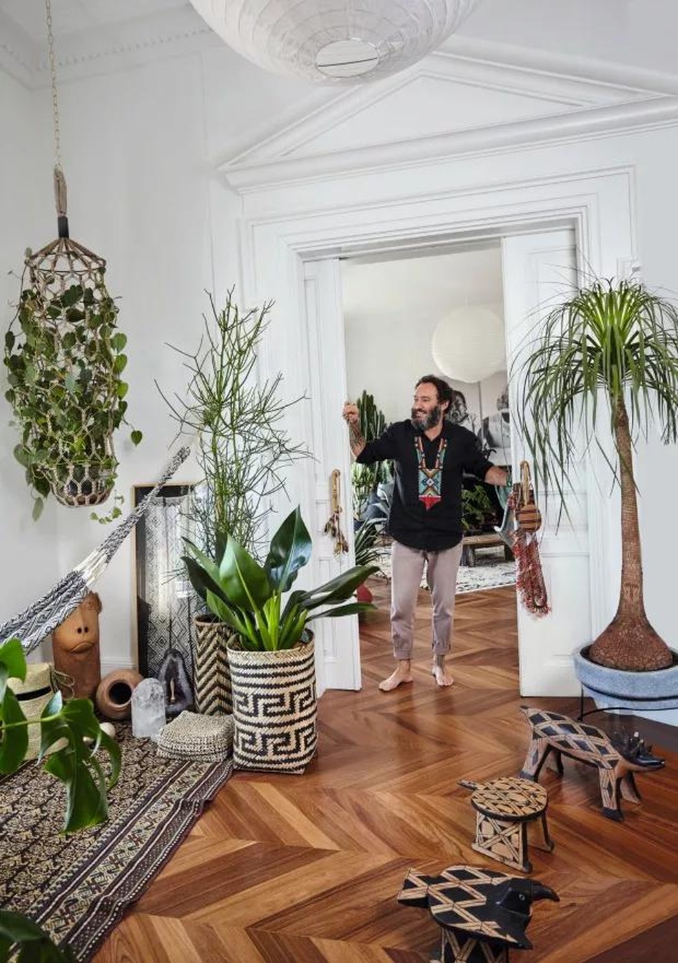 O apartamento de Marcelo Rosenbaum: repleto de verde e brasilidade (Foto: Ilana Bessler) — Foto: Casa Vogue