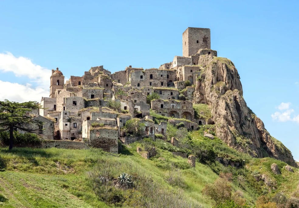 Os italianos em Craco podem ter adorado suas vistas, mas sua localização incerta forçou a evacuação há quase 50 anos — Foto: Getty Images