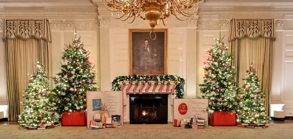 Grande árvore de Natal branca, decoração do feriado, festa ao ar