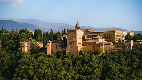 , O Alhambra é uma obra-prima da arquitetura moura islâmica — Foto: Gio Almonte/Unsplash/Creative Commons