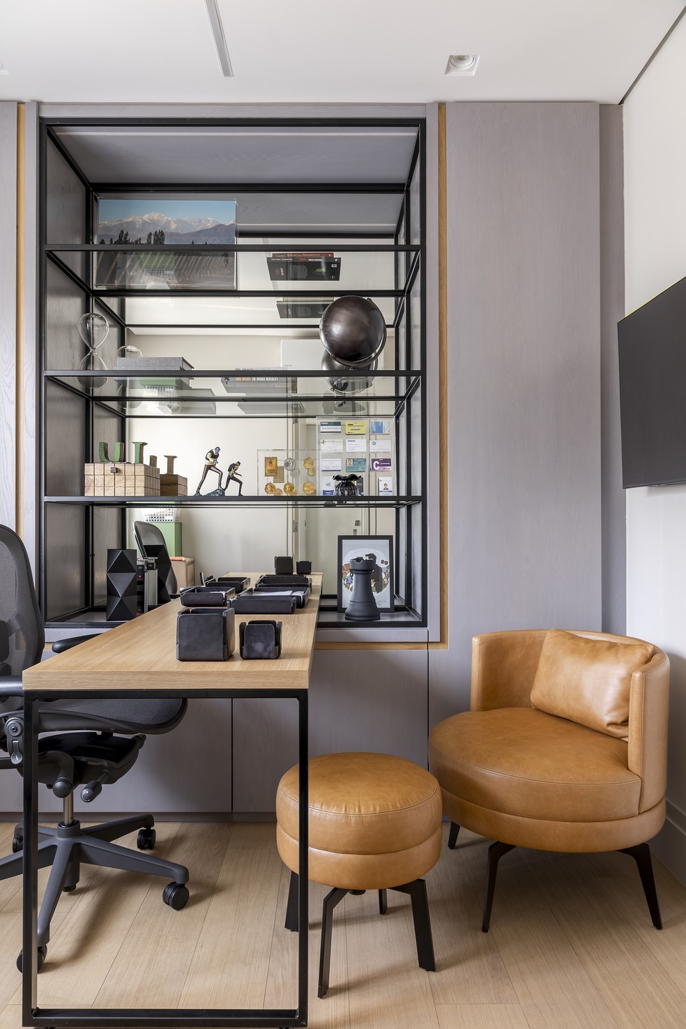 Apartamento também ganhou novo escritório, com decoração moderna — Foto: Rafael Renzo