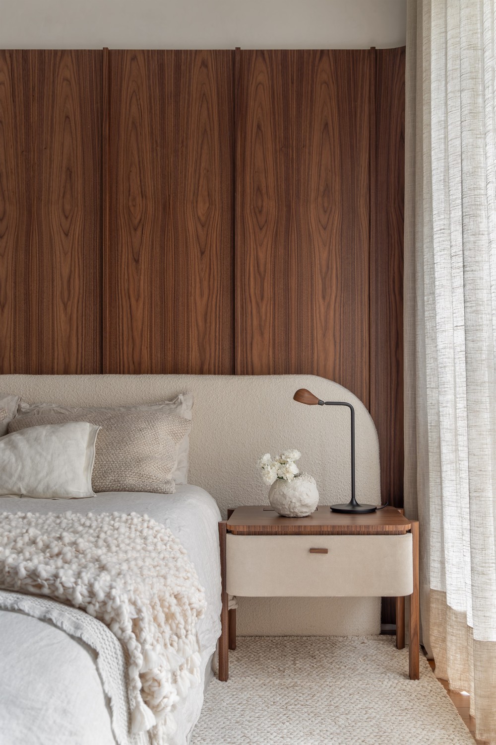 Garimpos de ícones do design brasileiro preenchem apartamento em Curitiba
