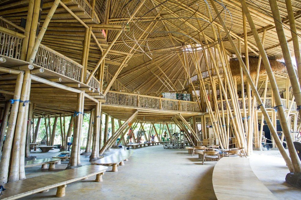 Dentro da Green School Bali, onde ar fresco e luz natural são abundantes — Foto: Cortesia da Green School Bali