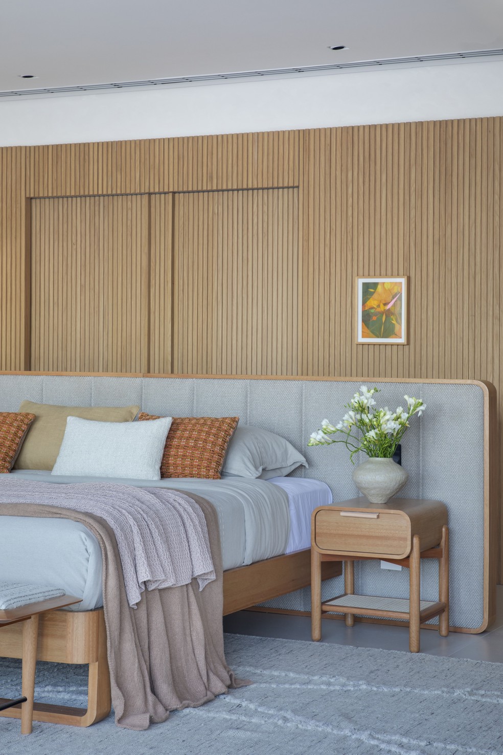 Casa na Praia da Baleia ganha reforma completa e decoração com designs ...