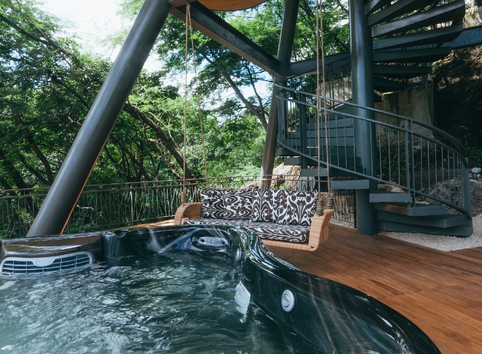 A cabine mais cara do hotel conta com jacuzzi e terraço privativos — Foto: Divulgação/Suitree Hotel