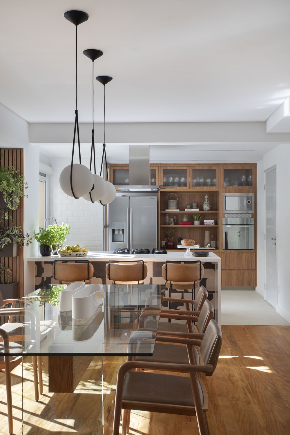 Décor do dia: sala com varanda e cozinha integradas em apartamento térreo