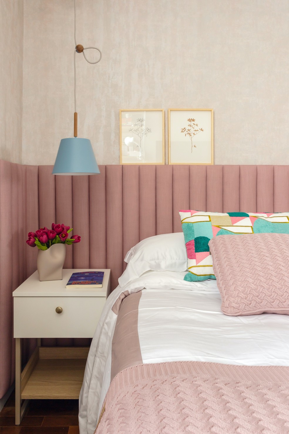  A cor rosa foi o ponto de partida para este quarto criado pela arquiteta Kelly Figueiredo — Foto: Luiza Schreier
