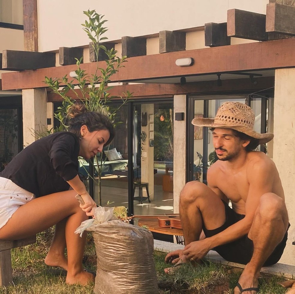 Andréia Horta mostra área externa da casa e planta árvore no jardim ao lado de Ravel Andrade — Foto: Reprodução/Instagram