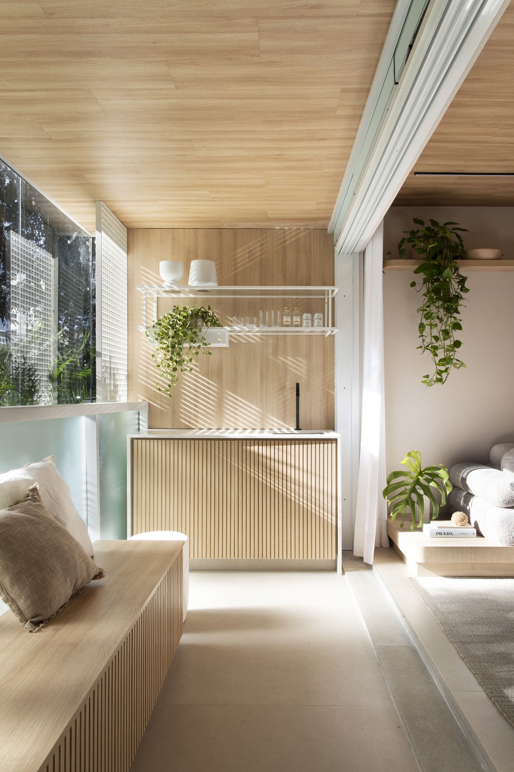 Apartamento de 68 m² com marcenaria sob medida e paleta de tons claros