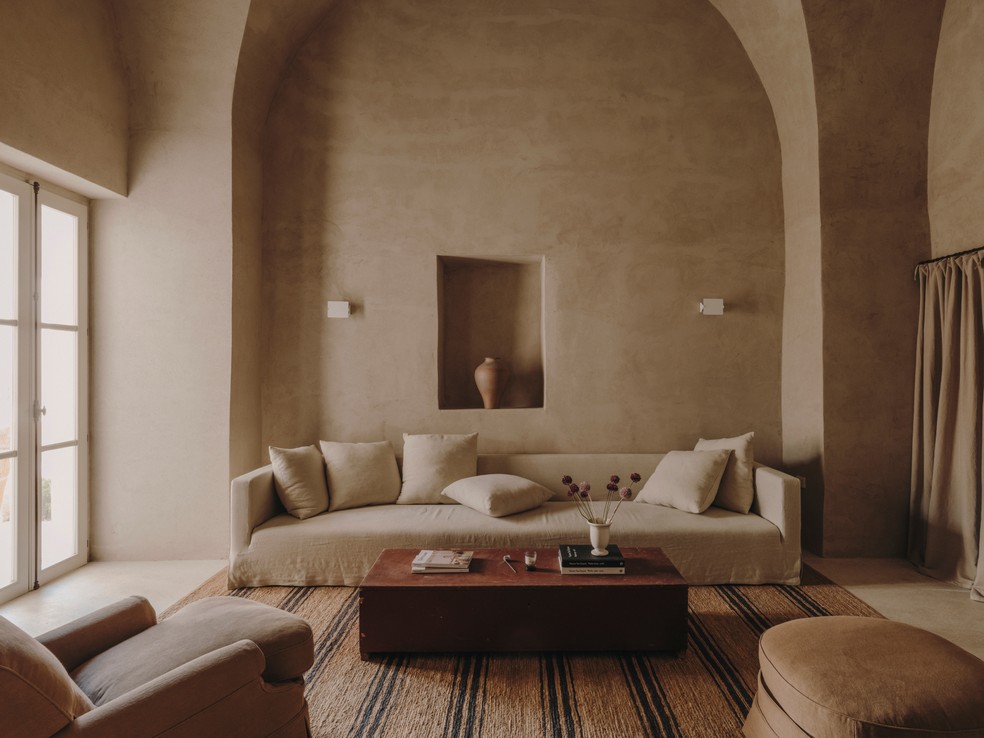 Textura nas paredes e nos móveis se destacam na decoração do ambiente — Foto: Salva López 