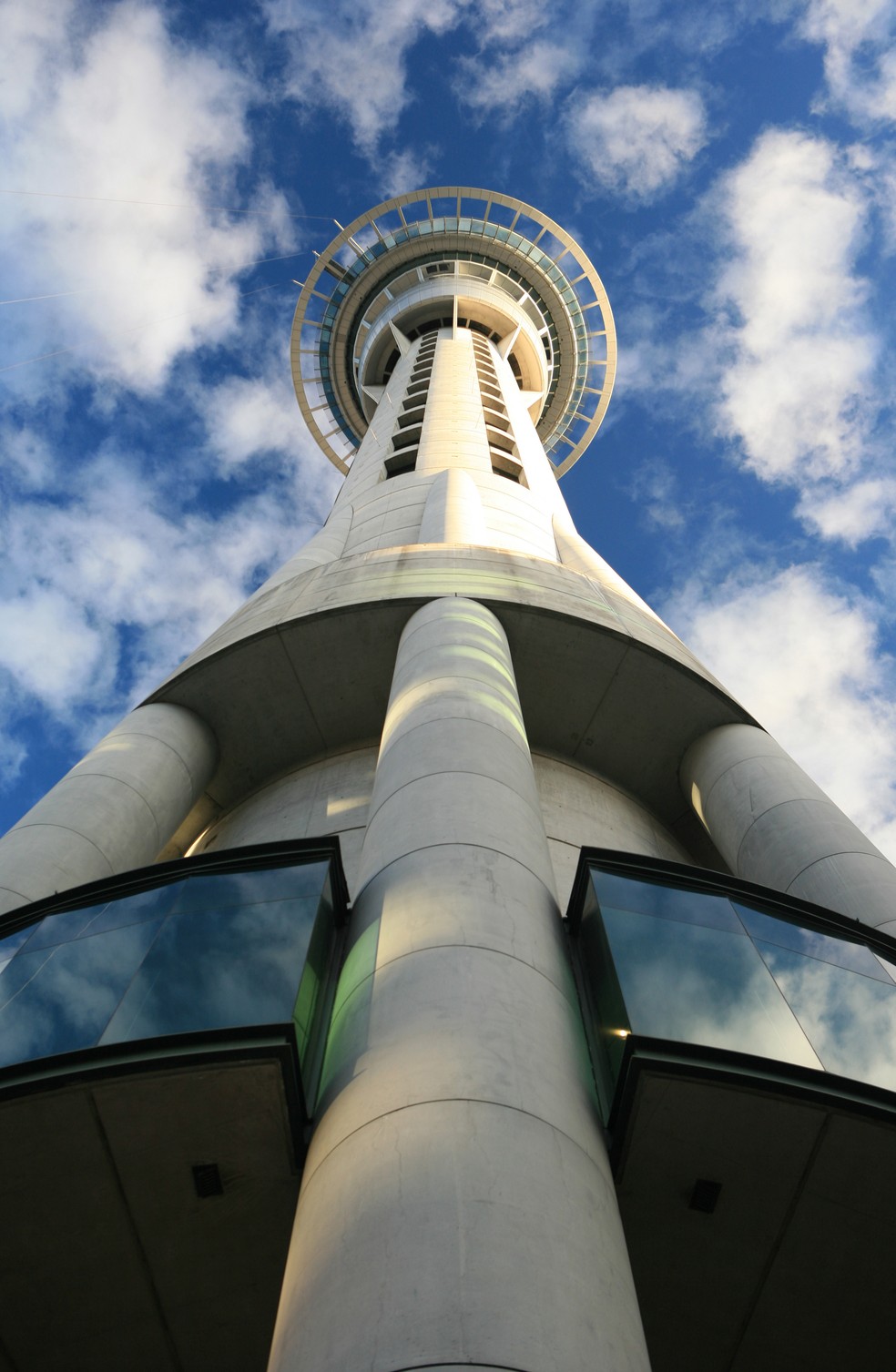 A Sky Tower, torre visitada por turistas na Nova Zelândia  — Foto: Getty Images